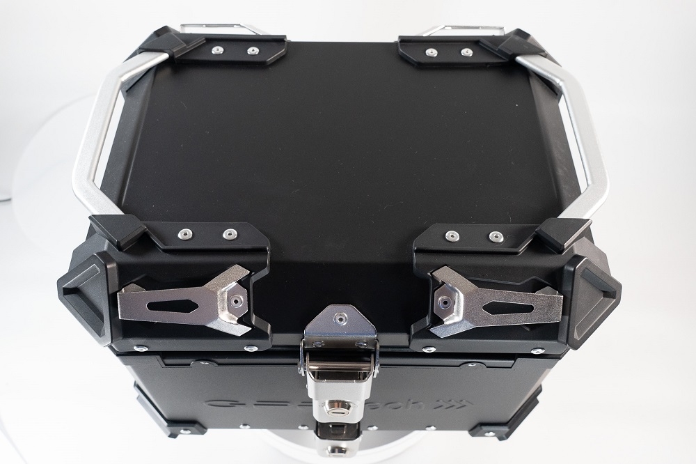 GPR TECH TOP CASE ALPI-TECH 26 LT. BLACK Top case in aluminum, black color with universal plate included Capacity 26 LT.
